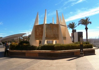 The 'coralista monument' is a tribute to music and musicians.  It references the Habaneras singing style brought to Torrevieja by sailors who brought Cuban-style song and dance back from the Caribbean in the 18th century.