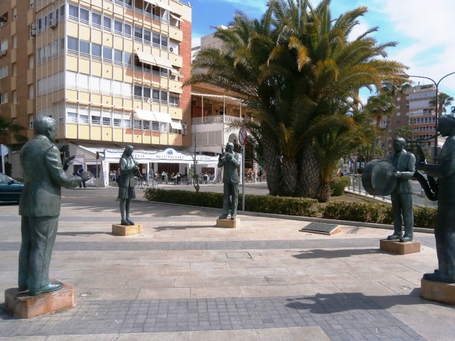 Life-size bronze statues of a director and five musicians pay tribute to the rich musical legacy of Torrevieja.